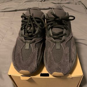 Yeezy 700 Men’s size 10